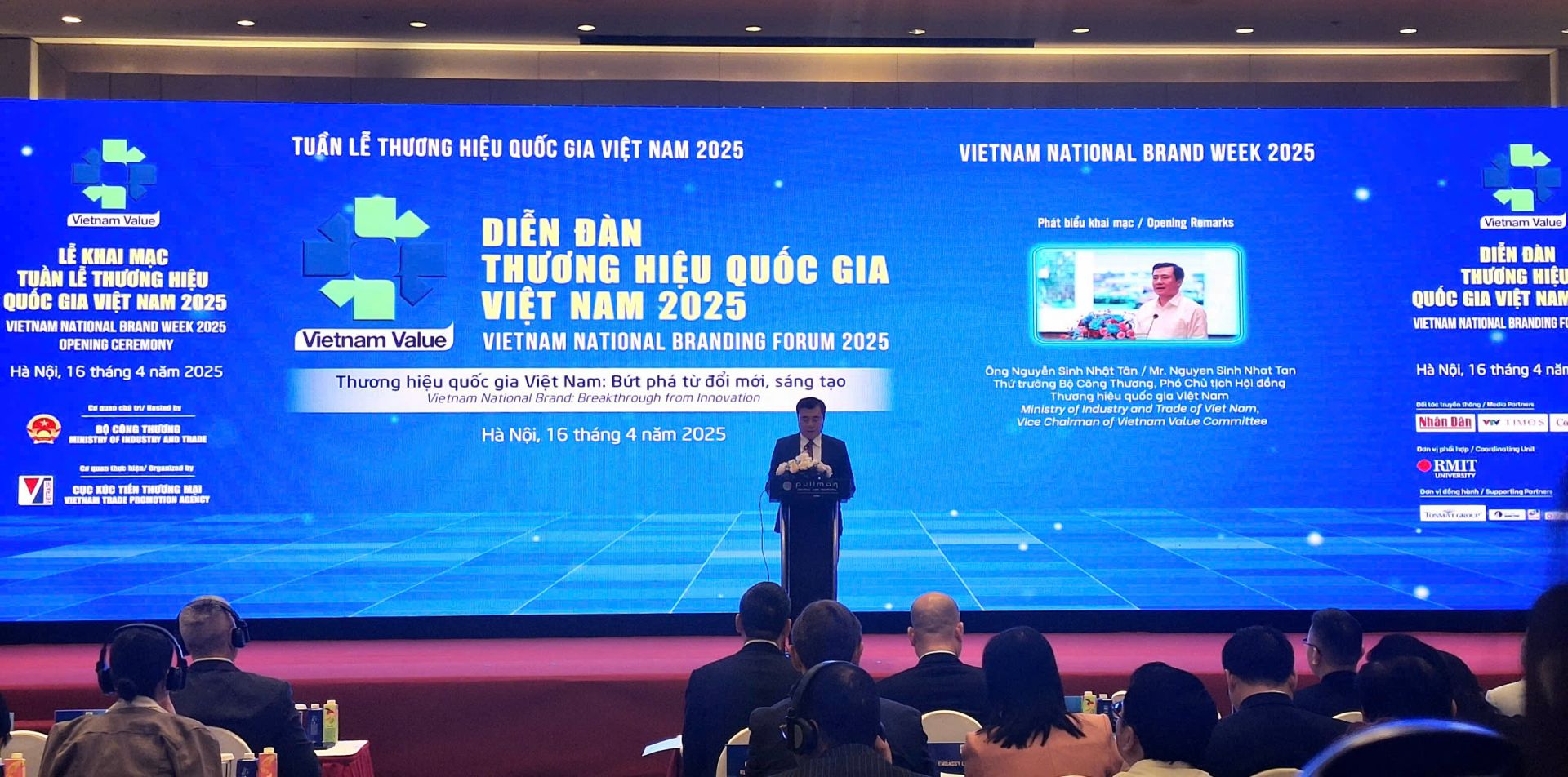 Thứ trưởng Công thương Nguyễn Sinh Nhật Tân phát biểu tại diễn đàn.