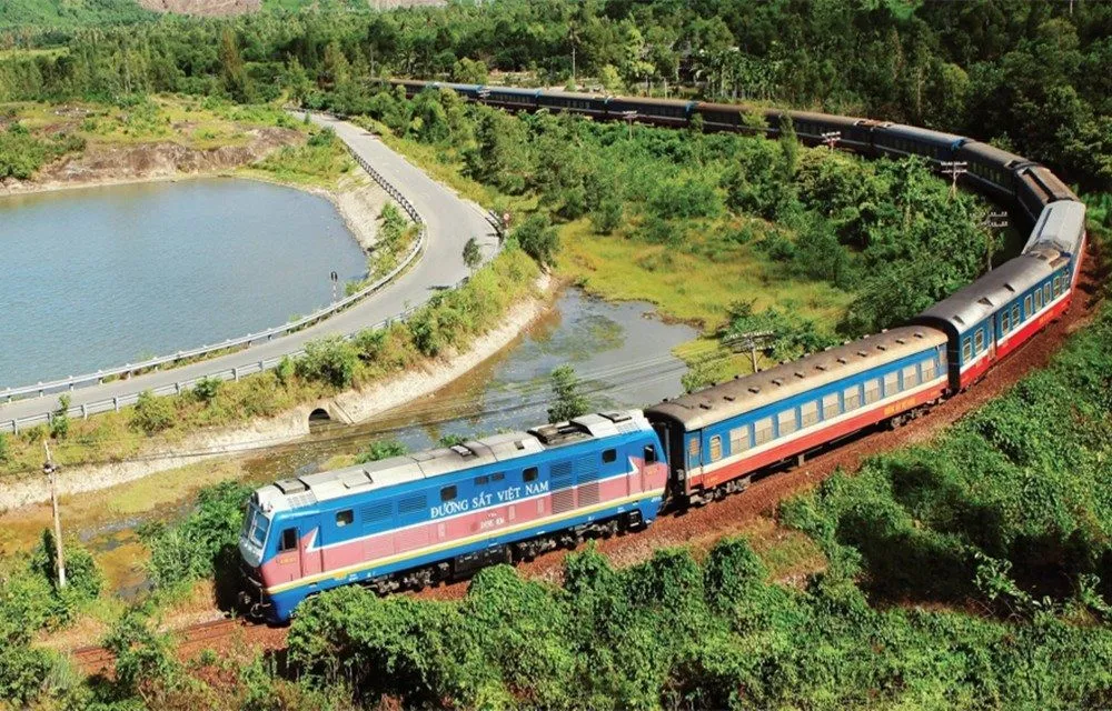 Phó Thủ tướng Trần Hồng Hà nghe báo cáo đề xuất tuyến đường sắt chở khách Hà Nội – Quảng Ninh