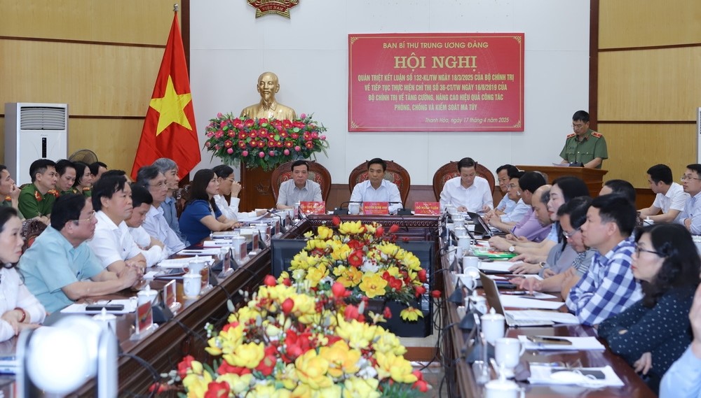 Giám đốc Công an tỉnh Trần Phú Hà phát biểu tham luận tại điểm cầu UBND tỉnh Thanh Hóa.