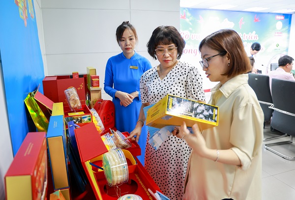 Người tiêu dùng cần lựa chọn sản phẩm yến sào có nguồn gốc xuất xứ rõ ràng, đảm bảo chất lượng Người tiêu dùng cần lựa chọn sản phẩm yến sào có nguồn gốc xuất xứ rõ ràng, đảm bảo chất lượng