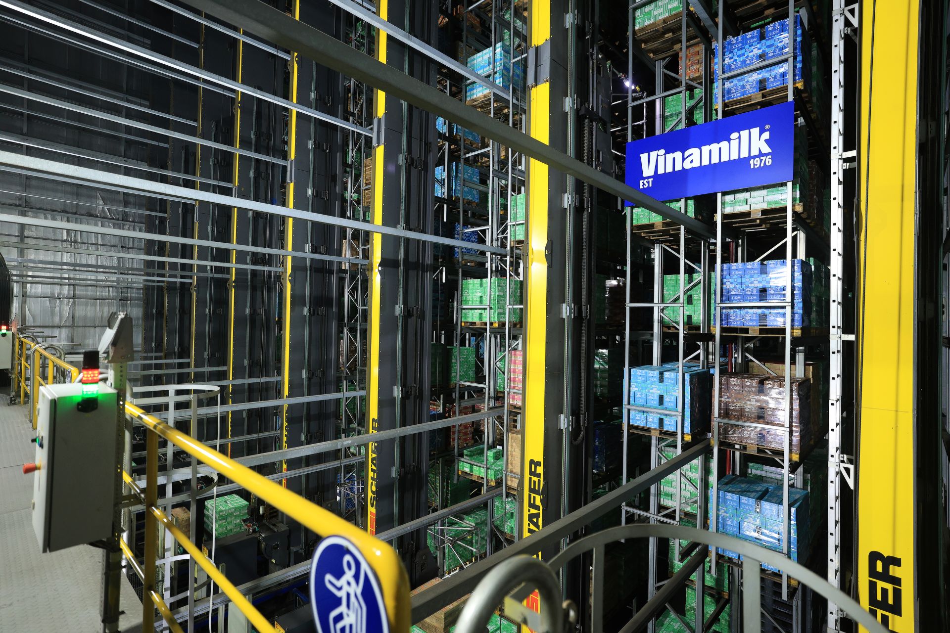 Cùng với nguồn lực và tinh thần đổi mới sáng tạo của TP.HCM, Vinamilk đã không ngừng tiên phong mang những công nghệ hàng đầu thế giới về Việt Nam. Trong ảnh là kho thông minh đầu tiên của ngành sữa trong khu vực ứng dụng công nghệ hiện đại 4.0 để tối ưu không gian lưu trữ và vận hành hoàn toàn tự động. Cùng với nguồn lực và tinh thần đổi mới sáng tạo của TP.HCM, Vinamilk đã không ngừng tiên phong mang những công nghệ hàng đầu thế giới về Việt Nam. Trong ảnh là kho thông minh đầu tiên của ngành sữa trong khu vực ứng dụng công nghệ hiện đại 4.0 để tối ưu không gian lưu trữ và vận hành hoàn toàn tự động.