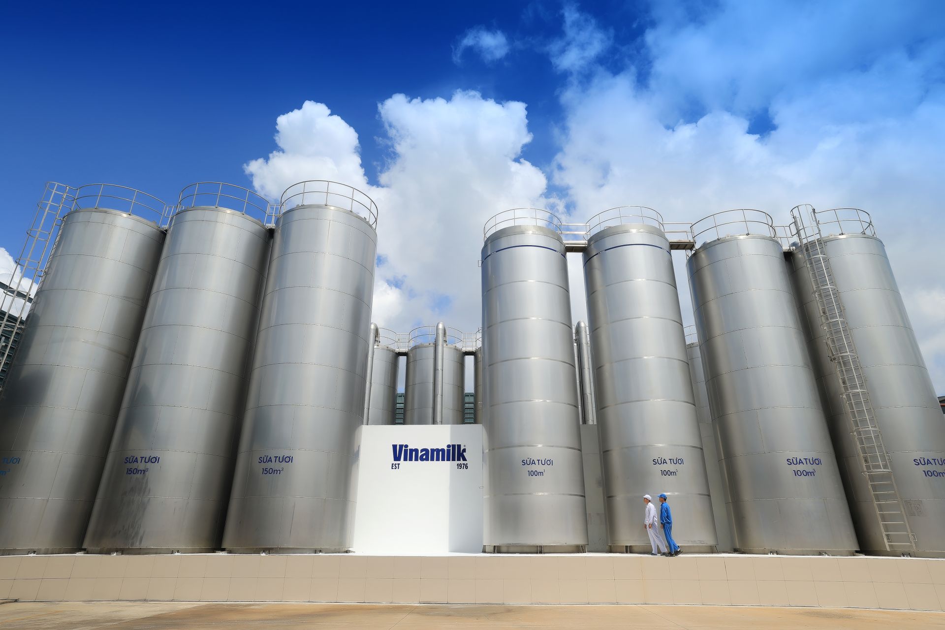 Hệ thống 16 nhà máy đáp ứng những tiêu chuẩn cao nhất trong ngành sữa được phát triển từ nguồn lực và nhân sự được đào tạo tại TP.HCM. Hệ thống 16 nhà máy đáp ứng những tiêu chuẩn cao nhất trong ngành sữa được phát triển từ nguồn lực và nhân sự được đào tạo tại TP.HCM.