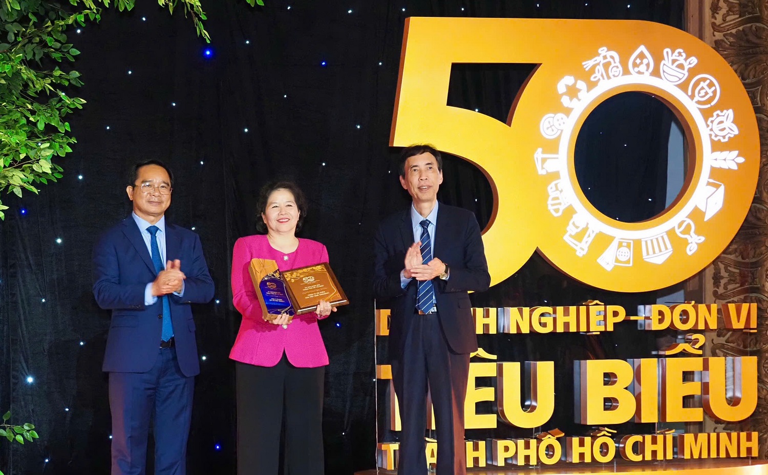 Bà Mai Kiều Liên đại diện Vinamilk đón nhân cúp vinh danh Top 50 doanh nghiệp, đơn vị tiêu biểu của TP.HCM từ lãnh đạo Thành phố. Bà Mai Kiều Liên đại diện Vinamilk đón nhân cúp vinh danh Top 50 doanh nghiệp, đơn vị tiêu biểu của TP.HCM từ lãnh đạo Thành phố.