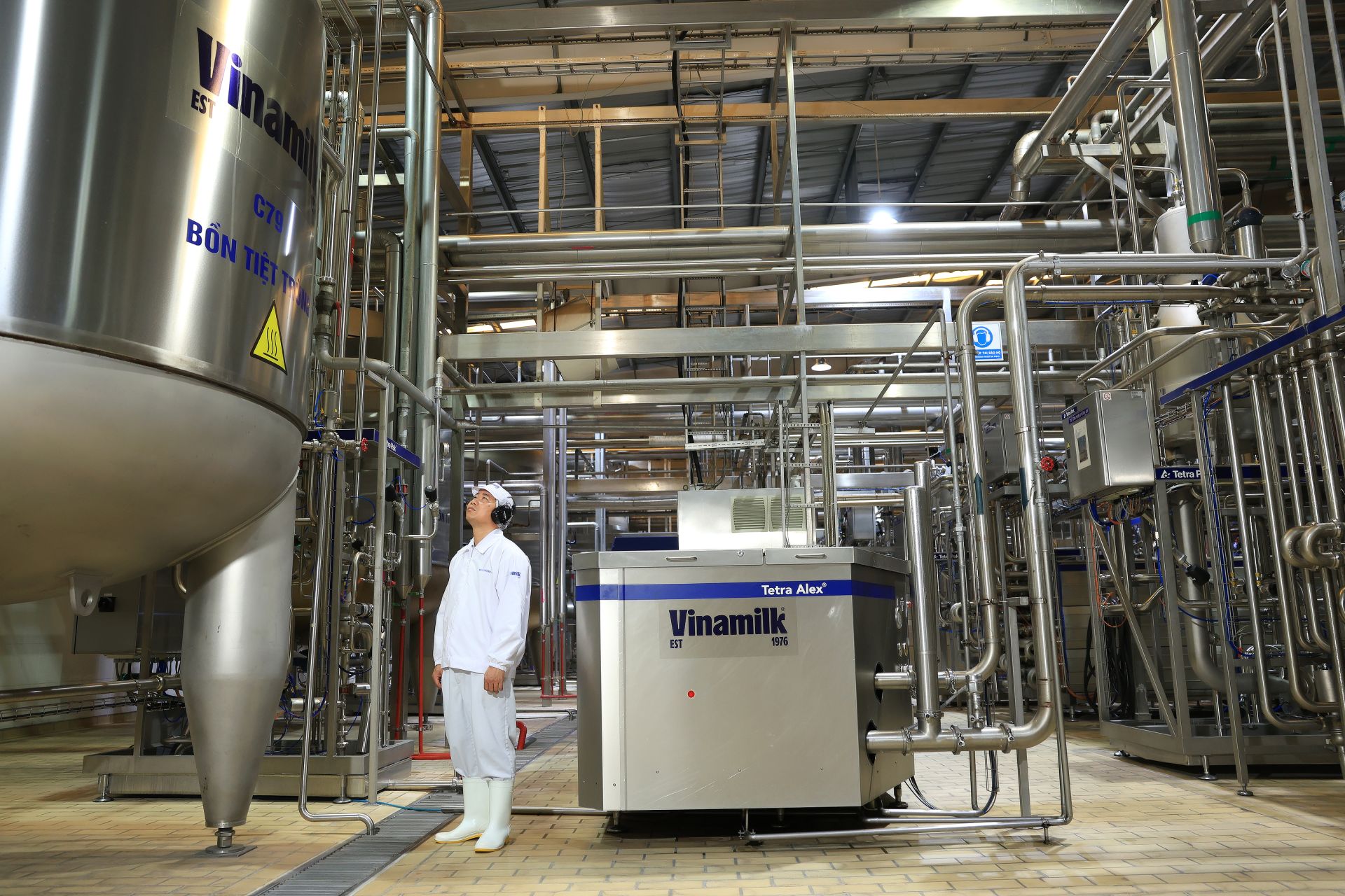 Sở hữu các công nghệ tiên tiến bậc nhất cùng tiêu chuẩn cao nhất của ngành sữa giúp Vinamilk nâng cao chuẩn cho ngành sữa Việt Nam. Sở hữu các công nghệ tiên tiến bậc nhất cùng tiêu chuẩn cao nhất của ngành sữa giúp Vinamilk nâng cao chuẩn cho ngành sữa Việt Nam.
