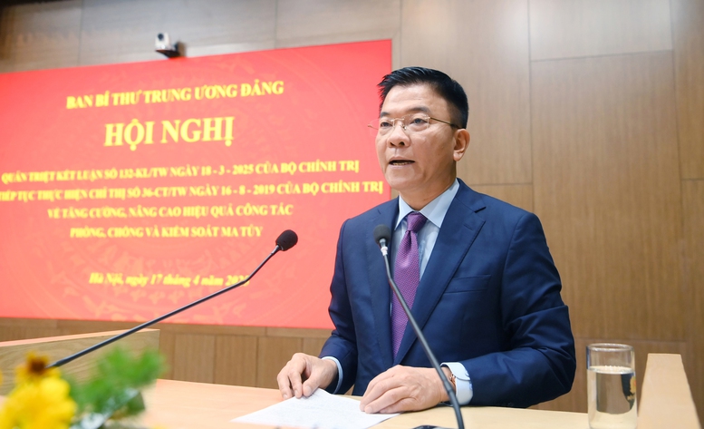 Phó Thủ tướng Lê Thành Long đề nghị Bộ Công an, Bộ Công Thương khẩn trương triển khai thực hiện ngay các nhiệm vụ được giao về định danh và cập nhật xây dựng cơ sở dữ liệu về các chất ma tuý và tiền chất ma tuý thuộc lĩnh vực quản lý - Ảnh VGP/Vũ Phong Phó Thủ tướng Lê Thành Long đề nghị Bộ Công an, Bộ Công Thương khẩn trương triển khai thực hiện ngay các nhiệm vụ được giao về định danh và cập nhật xây dựng cơ sở dữ liệu về các chất ma tuý và tiền chất ma tuý thuộc lĩnh vực quản lý - Ảnh VGP/Vũ Phong