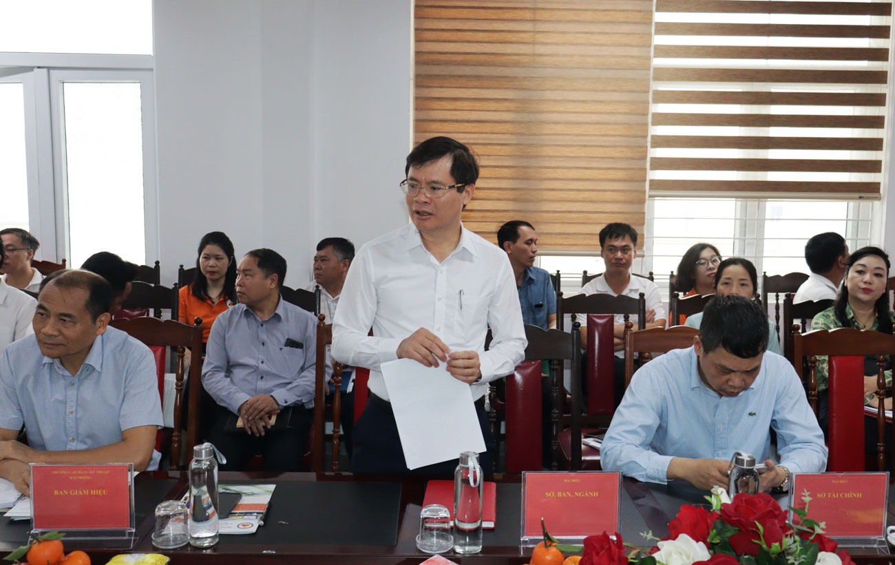 Hiệu trưởng Trường Cao đẳng Kỹ thuật Hải Phòng báo cáo tại cuộc làm việc.
