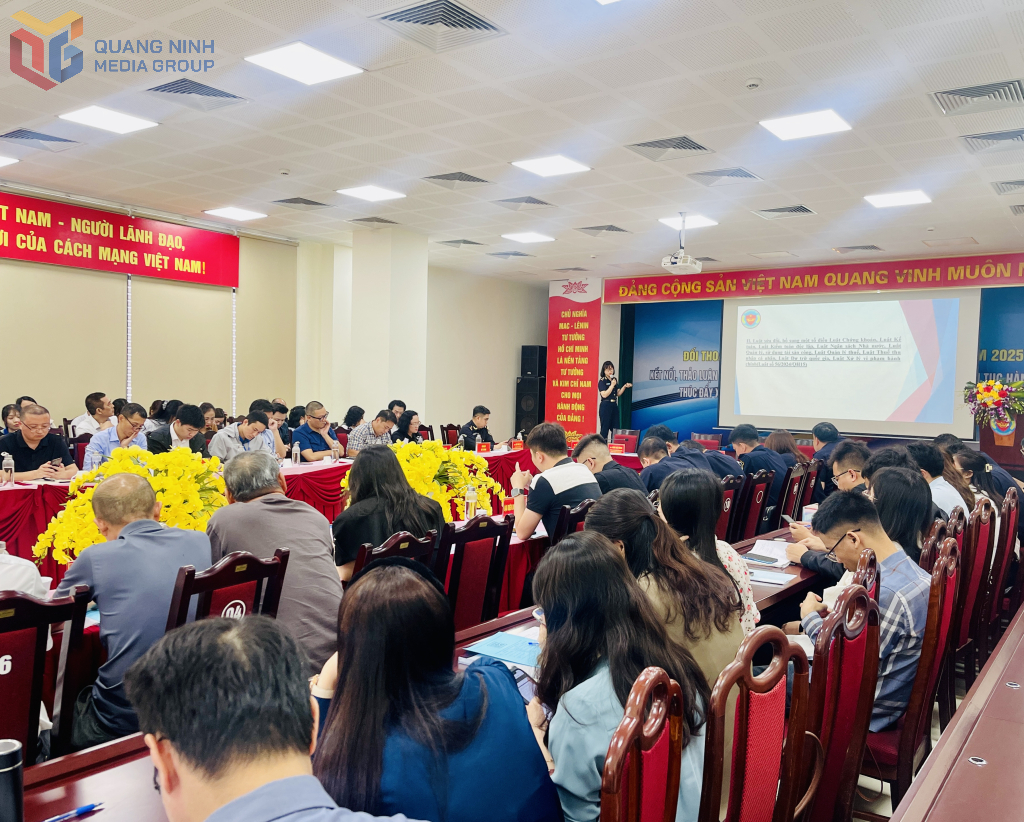 Công chức Chi cục Hải quan khu vực VIII thông tin một số văn bản quy định mới liên quan đến hoạt động XNK. Công chức Chi cục Hải quan khu vực VIII thông tin một số văn bản quy định mới liên quan đến hoạt động XNK.