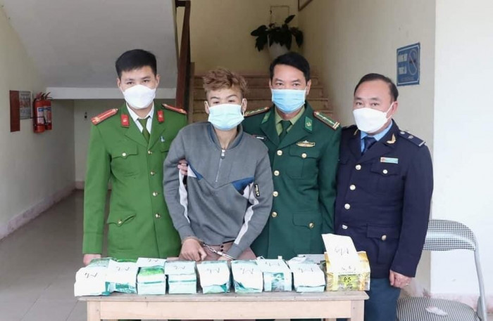 Lực lượng công an, biên phòng, hải quan Hà Tĩnh phối hợp bắt giữ đối tượng Phạm Văn Tặng vận chuyển 9kg ma túy vào ngày 25/1/2022. Ảnh: Công an Hà Tĩnh Lực lượng công an, biên phòng, hải quan Hà Tĩnh phối hợp bắt giữ đối tượng Phạm Văn Tặng vận chuyển 9kg ma túy vào ngày 25/1/2022. Ảnh: Công an Hà Tĩnh