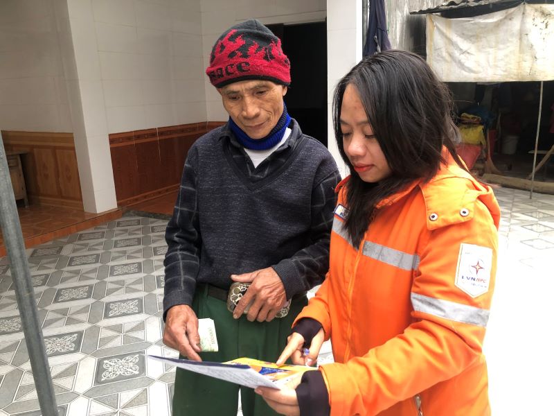 Công nhân PC Hà Tĩnh hướng dẫn người dân sử dụng điện tiết kiệm và ký cam kết sử dụng điện an toàn, tiết kiệm. Công nhân PC Hà Tĩnh hướng dẫn người dân sử dụng điện tiết kiệm và ký cam kết sử dụng điện an toàn, tiết kiệm.