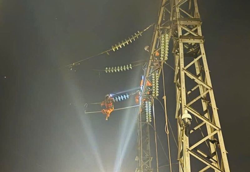 Xí nghiệp lưới điện cao thế Hà Tĩnh triển khai nhiều giải pháp đảm bảo cấp điện ổn định tin cậy trong mùa nắng nóng. Xí nghiệp lưới điện cao thế Hà Tĩnh triển khai nhiều giải pháp đảm bảo cấp điện ổn định tin cậy trong mùa nắng nóng.