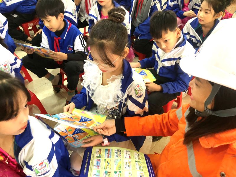 PC Hà Tĩnh tổ chức các chương trình tuyên truyền kiến thức, kỹ năng sử dụng điện an toàn, tiết kiệm điện trong trước học. PC Hà Tĩnh tổ chức các chương trình tuyên truyền kiến thức, kỹ năng sử dụng điện an toàn, tiết kiệm điện trong trước học.