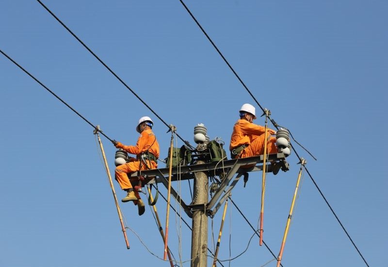 Công nhân PC Hà Tĩnh tiến hành vệ sinh sứ, xử lý cung lèo, khắc phục khiếm khuyết trên lưới điện. Công nhân PC Hà Tĩnh tiến hành vệ sinh sứ, xử lý cung lèo, khắc phục khiếm khuyết trên lưới điện.