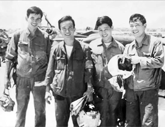 Phi đội Quyết Thắng trước giờ xuất kích tiến công sân bay Tân Sơn Nhất. Ảnh Tư liệu.