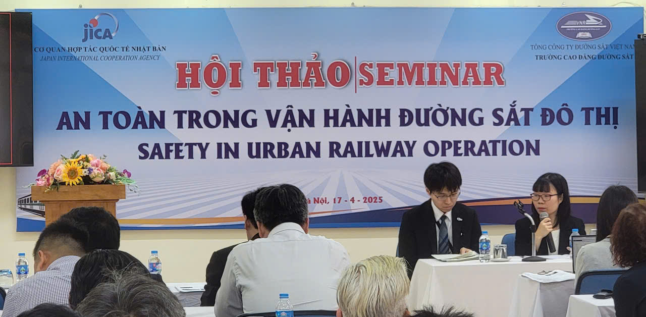 Đại diện Công ty Đường sắt Đông Nhật Bản (JR East) trình bày tại hội thảo. Ảnh: Tuấn Ngọc