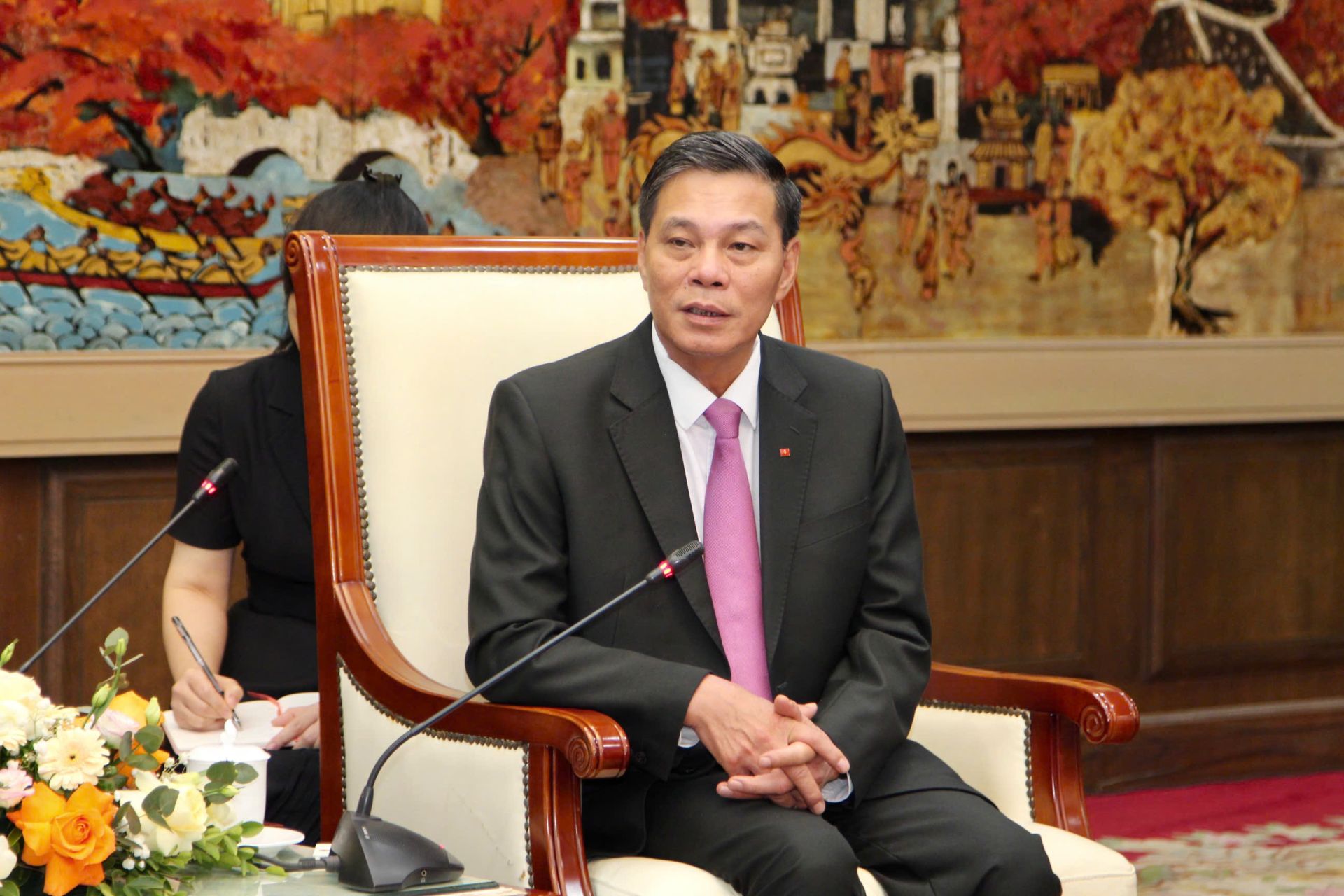 Chủ tịch UBND thành phố giới thiệu một số thông tin về thành tựu trong phát triển kinh tế - xã hội của thành phố thời gian vừa qua. Chủ tịch UBND thành phố giới thiệu một số thông tin về thành tựu trong phát triển kinh tế - xã hội của thành phố thời gian vừa qua.