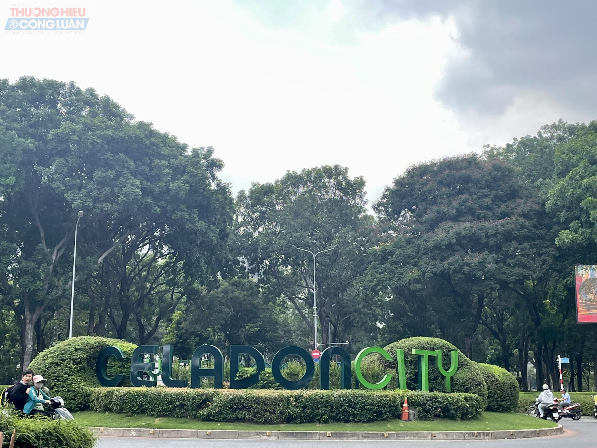 Dự án Celadon City được giới thiệu là một khu đô thị hiện đại nằm tại trung tâm quận Tân Phú, TP. HCM. Dự án được phát triển bởi Tập đoàn Gamuda Land, một tập đoàn đa quốc gia với nhiều kinh nghiệm trong lĩnh vực phát triển đô thị của Malaysia. Dự án Celadon City được xây dựng trên diện tích 82,5 ha, bao gồm các căn hộ, biệt thự, shophouse và khu thương mại. Hiện khu đô thị này đã và đang triển khai nhiều phân khu, bao gồm Ruby, Emerald, Diamond Alnata, Diamond Alnata Plus, Diamond Brilliant, Diamond Centery, và The Glen (Condo Villa).