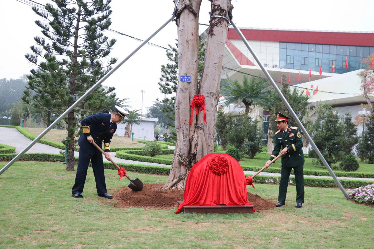 Bộ trưởng Bộ Quốc phòng hai nước trồng cây hữu nghị tại Cửa khẩu Quốc tế Hữu Nghị, huyện Cao Lộc, tỉnh Lạng Sơn
