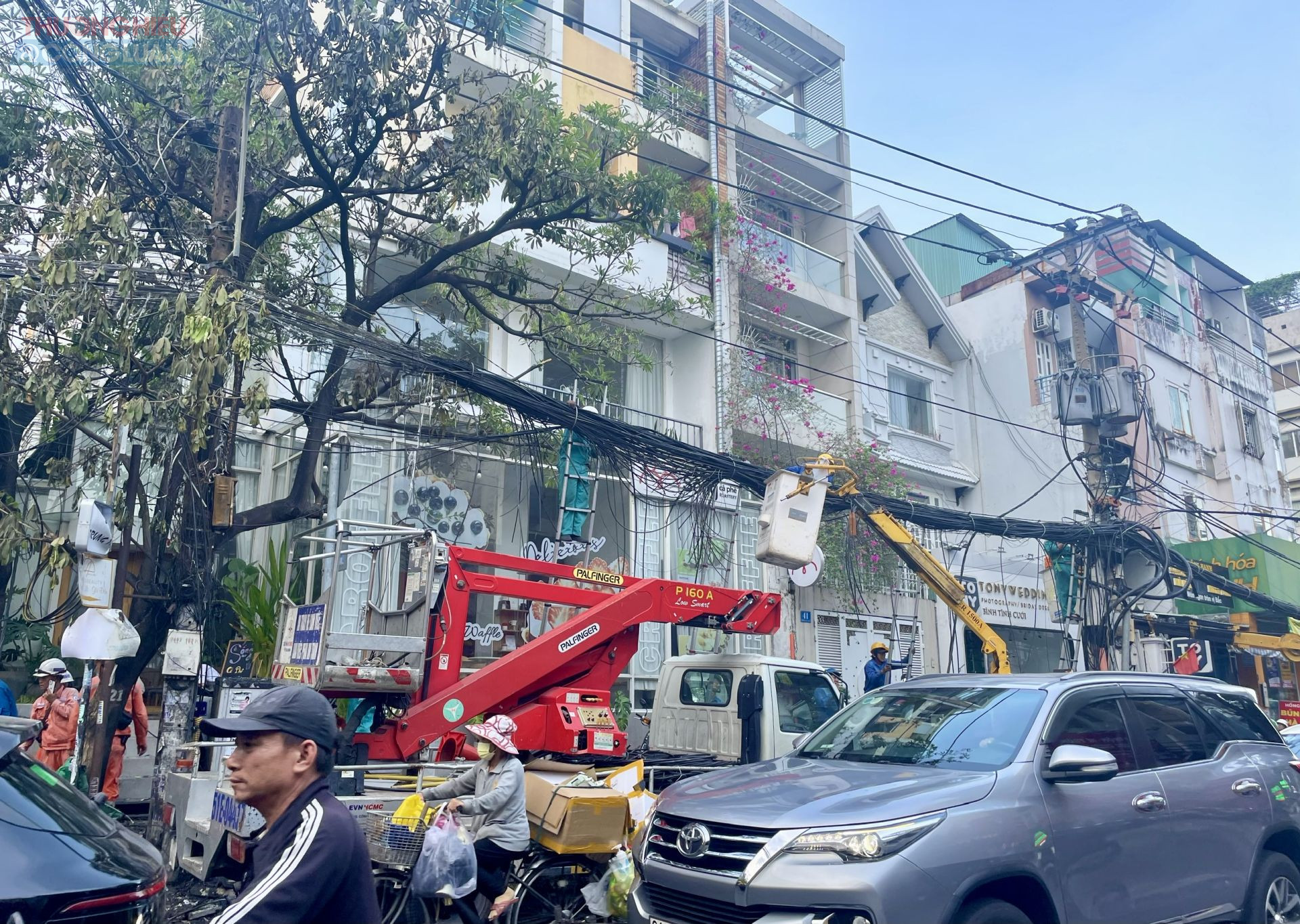 Vị trí cột điện xảy ra cháy có nhiều phương tiện tham gia giao thông qua lại