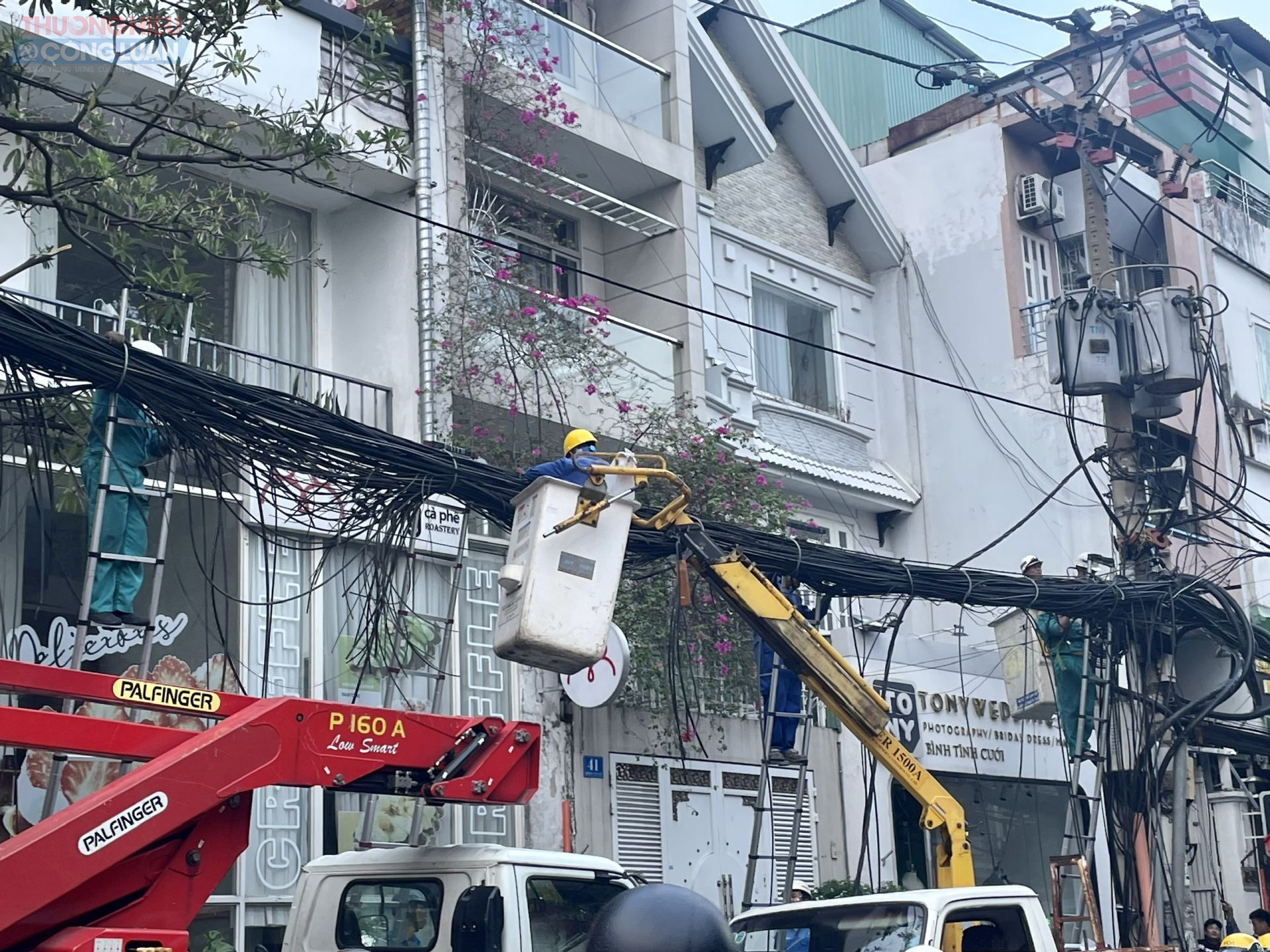 Các lực lượng tham gia khắc phục sự cố cháy cột điện trên đường D5