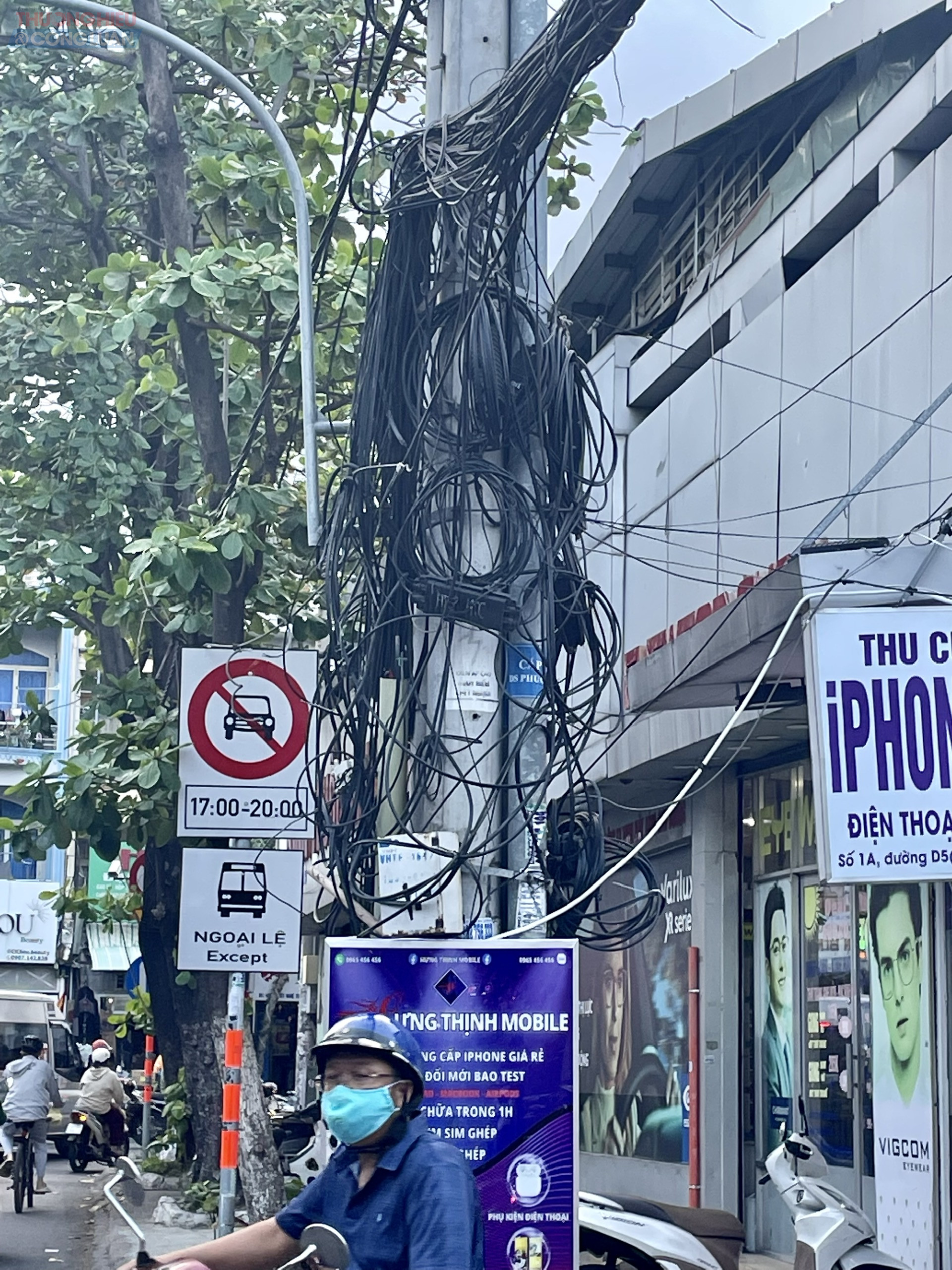 Một số hình ảnh đường dây điện tại các cột điện trên đường tại đường D5, phường 25, quận Bình Thạnh (TP. HCM)