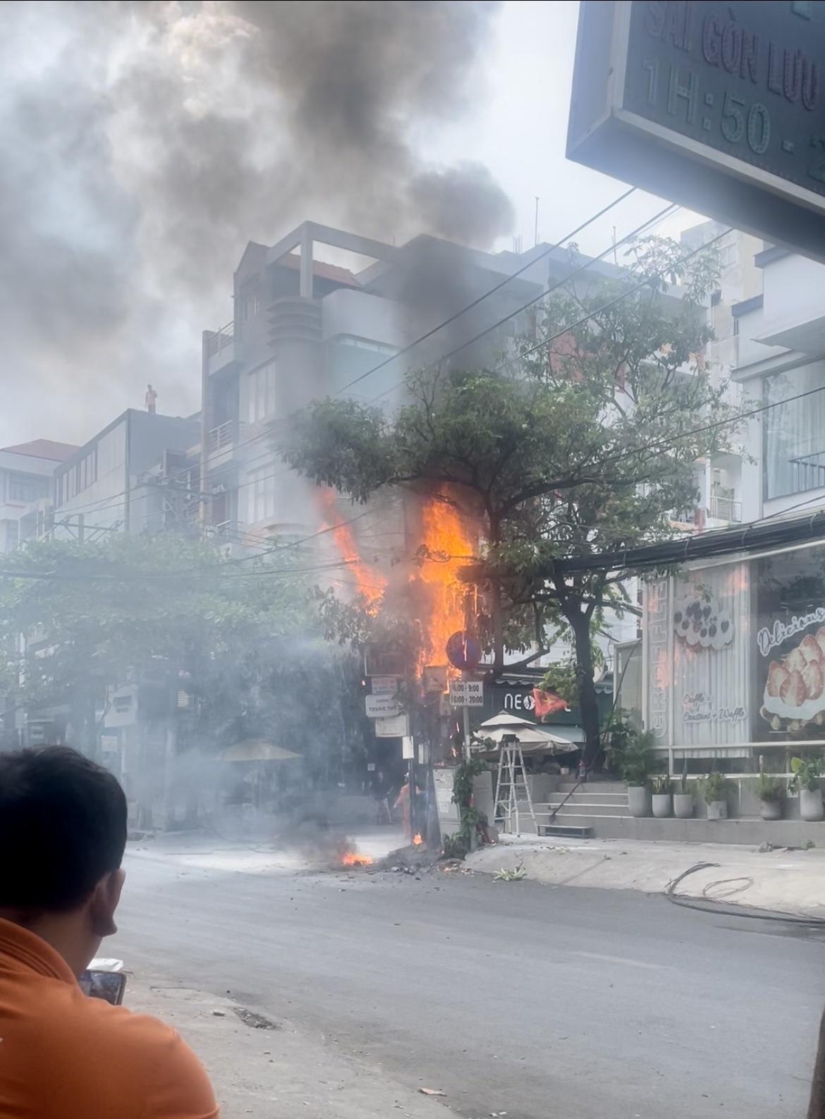 Cột điện nất ngờ bốc cháy dữ dội tại đường D5, phường 25, quận Bình Thạnh (TP. HCM) (Ảnh: Cắt từ video do người dân cung cấp)