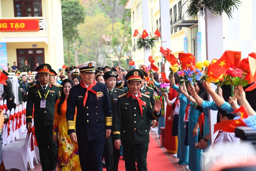 Thầy và trò Trường Tiểu học Đồng Đăng nồng nhiệt chào đón Bộ trưởng Phan Văn Giang và Bộ trưởng Đổng Quân. Ảnh: TUẤN HUY