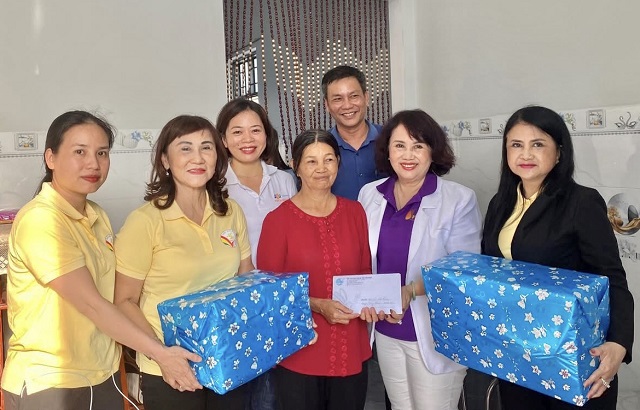 Bà Đồng Thị Ánh (thứ 2 từ phải qua) tặng quà cho hộ nghèo. Ảnh; L.Vy Bà Đồng Thị Ánh (thứ 2 từ phải qua) tặng quà cho hộ nghèo. Ảnh; L.Vy