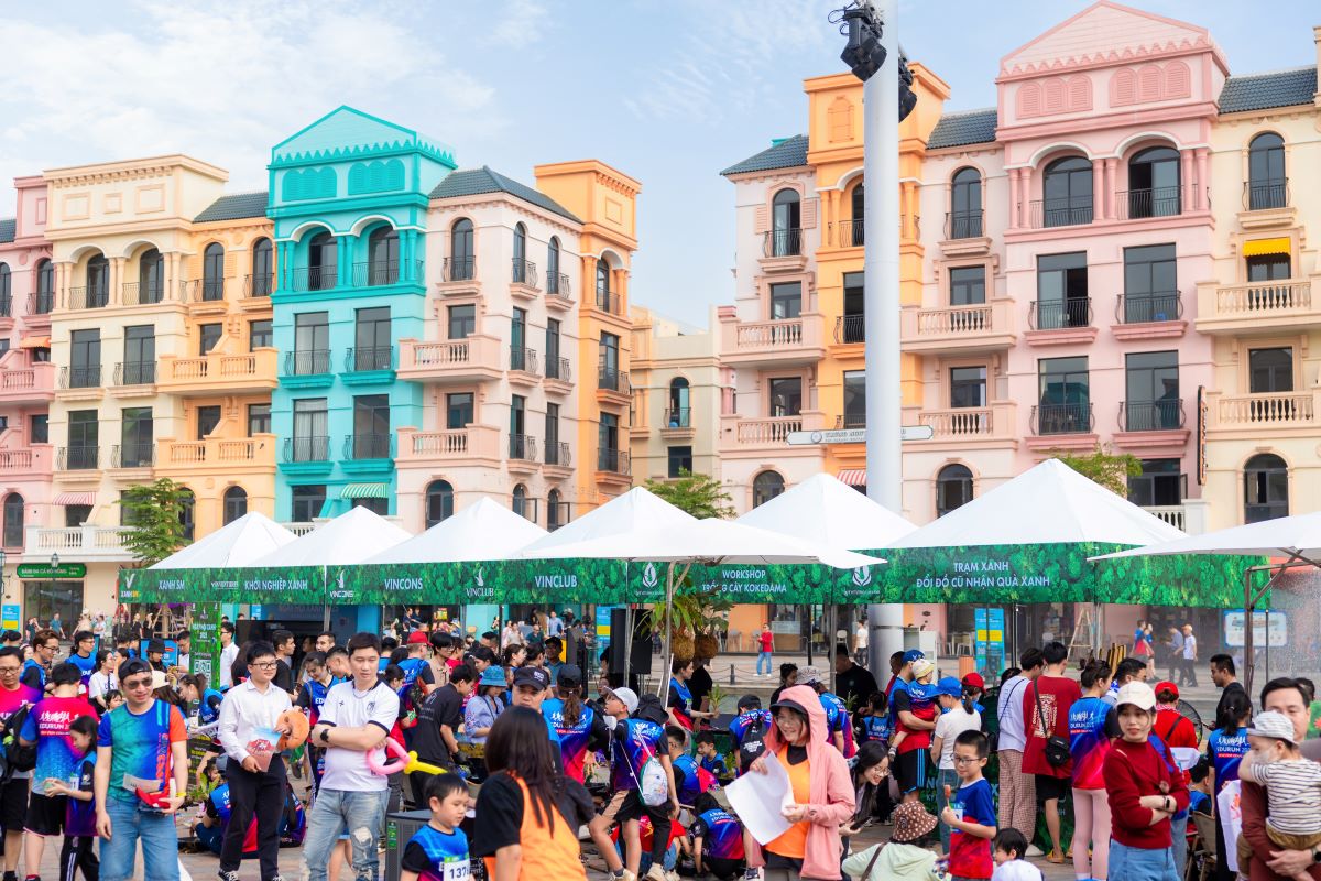 Đông đảo khách ghé thăm gian hàng của các thương hiệu trong hệ sinh thái xanh của Vingroup