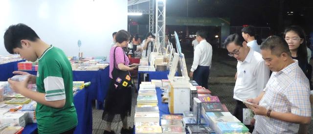 Hội sách là điểm hẹn văn hóa để mọi người cùng nhau chia sẻ đam mê, trao đổi tri thức. Hội sách là điểm hẹn văn hóa để mọi người cùng nhau chia sẻ đam mê, trao đổi tri thức.