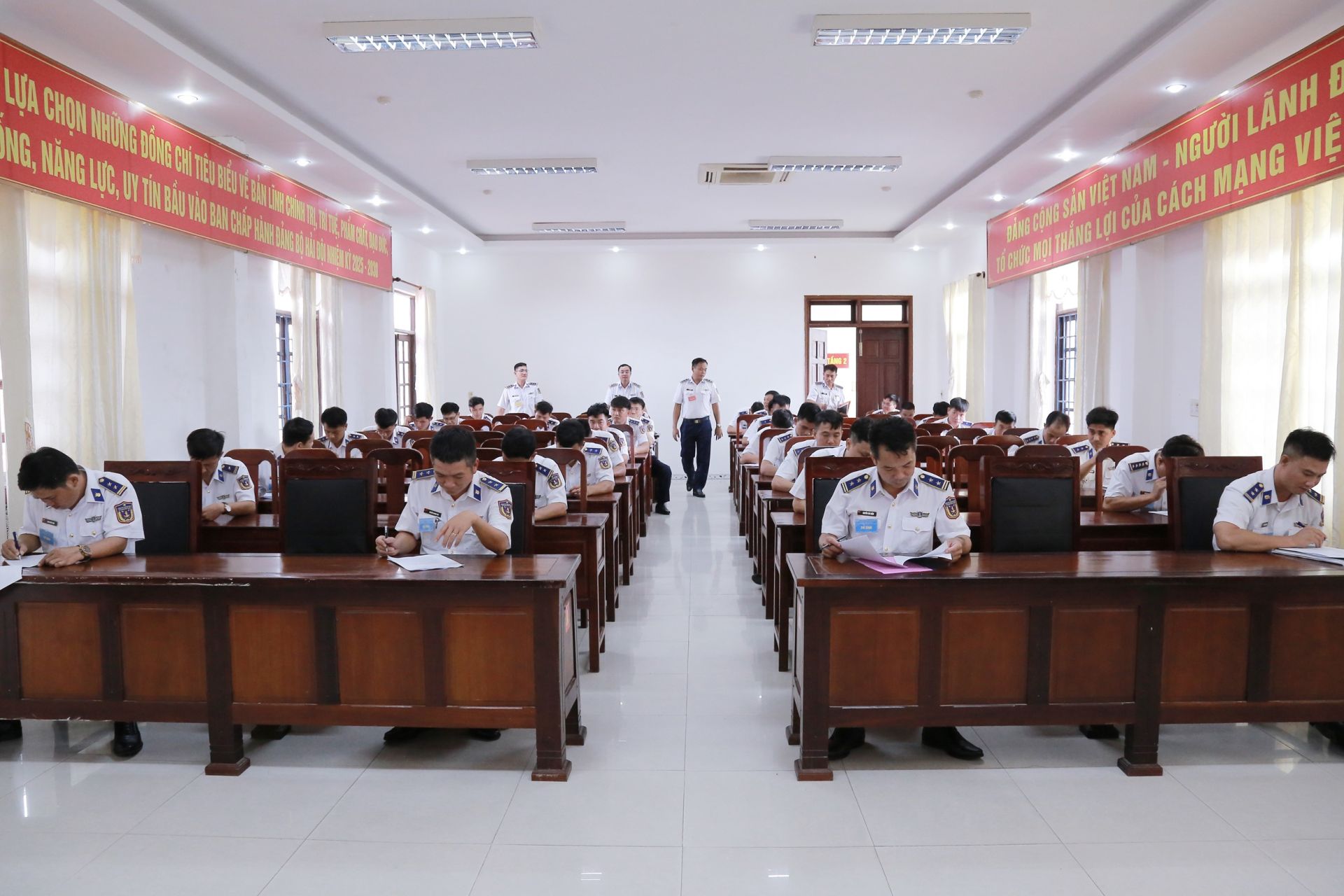 Các thí sinh tham gia phần thi Lý thuyết chuyên ngành