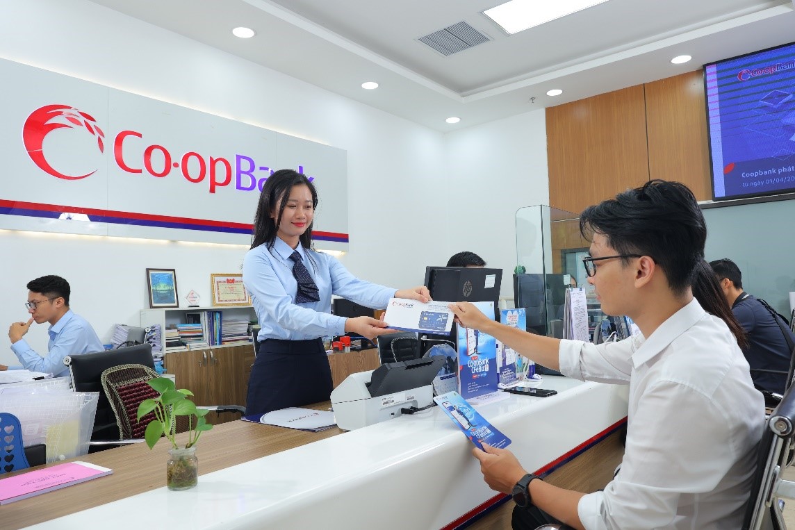 Khách hàng giao dịch tại Chi nhánh Co-opBank