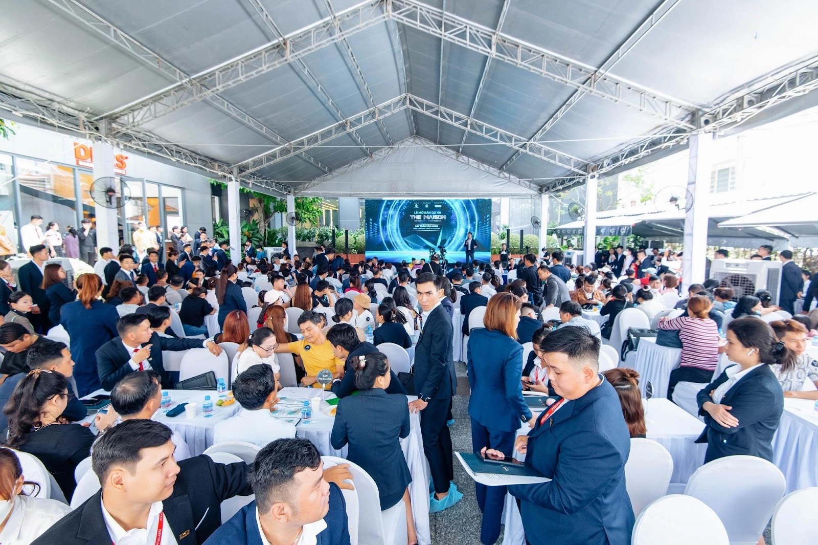 Các sự kiện mở bán của C-Holdings luôn thu hút đông đảo khách hàng tham gia với số lượng giao dịch ấn tượng Các sự kiện mở bán của C-Holdings luôn thu hút đông đảo khách hàng tham gia với số lượng giao dịch ấn tượng