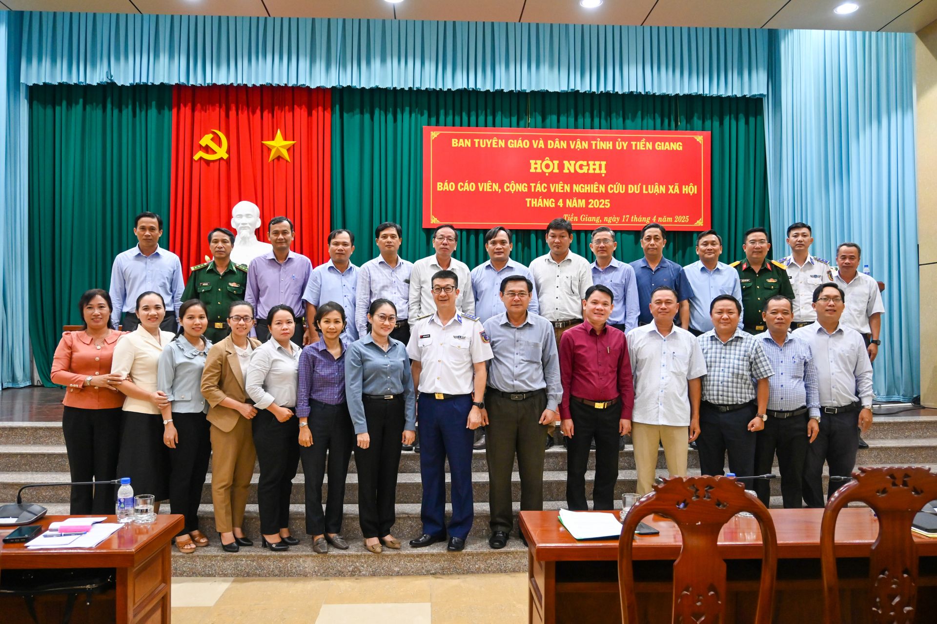 Các đại biểu chụp hình lưu niệm tại hội nghị