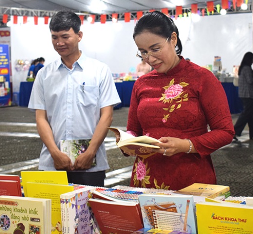 Phó Chủ tịch UBND TP, Đà Nẵng Nguyễn Thị Anh Thi tham quan gian hàng sách tại Hội chợ sách Sơn Trà năm 2025. Phó Chủ tịch UBND TP, Đà Nẵng Nguyễn Thị Anh Thi tham quan gian hàng sách tại Hội chợ sách Sơn Trà năm 2025.
