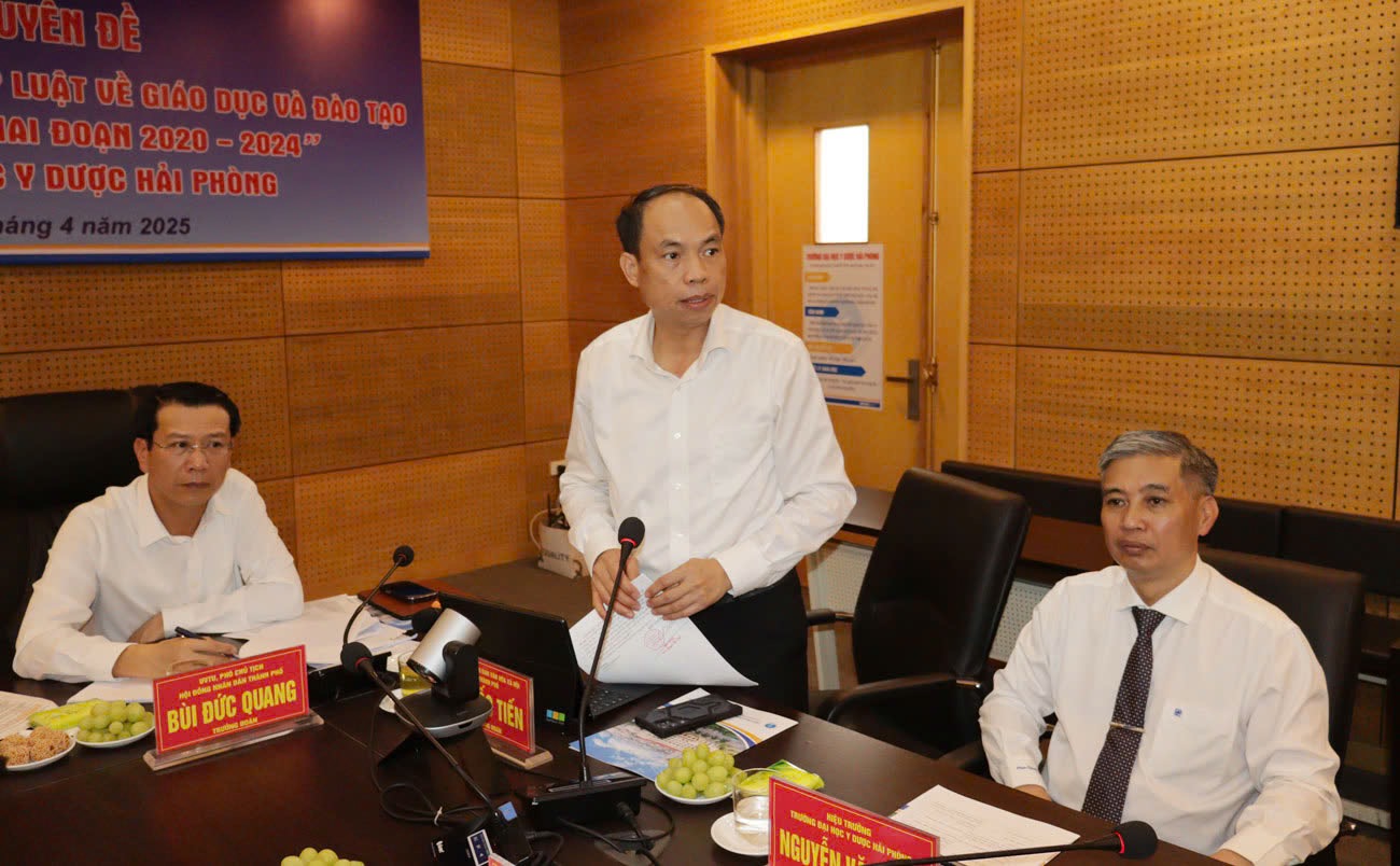 Thành viên Đoàn giám sát phát biểu tại cuộc làm việc. Thành viên Đoàn giám sát phát biểu tại cuộc làm việc.
