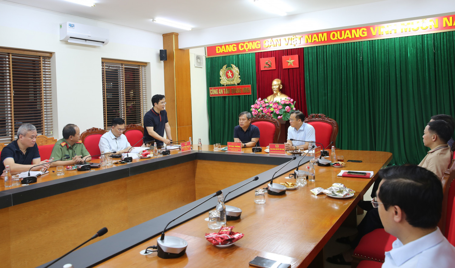 Trung tướng Nguyễn Văn Long, Thứ trưởng Bộ Công an và đồng chí Vũ Đại Thắng - Bí thư Tỉnh ủy trực tiếp chỉ đạo triển khai phương án truy bắt các đối tượng.