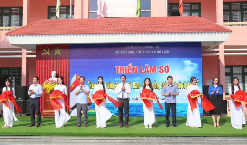 Cắt băng khai mạc triển lãm số với chủ đề “Hoàng Sa, Trường Sa của Việt Nam - Những bằng chứng lịch sử và pháp lý” năm 2025.