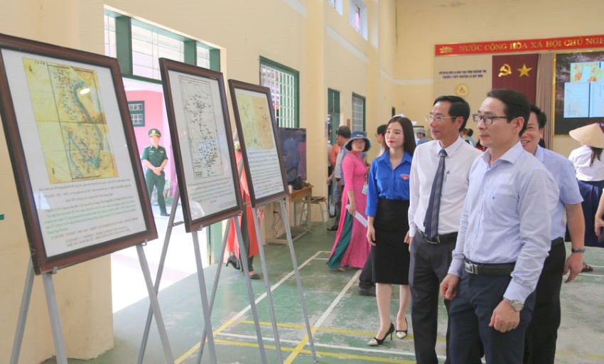 Lãnh đạo các Sở GD&ĐT, Sở VH-TT&DL tham gia triển lãm.