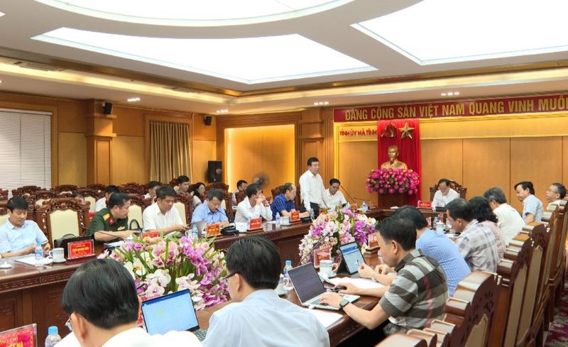Các đại biểu thảo luận phương án sắp xếp trên bản đồ hành chính địa phương.