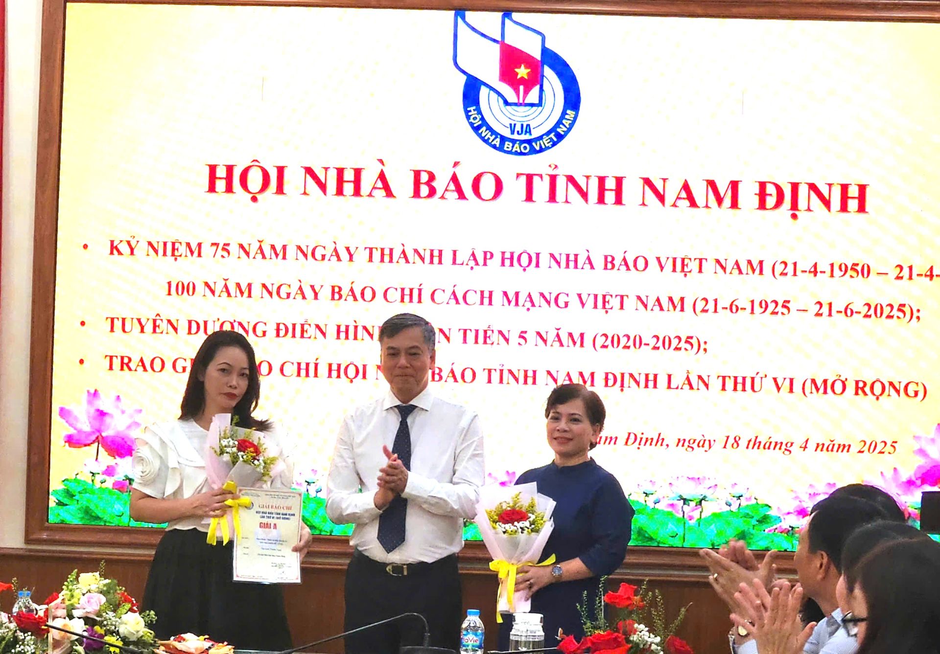 Các tác giả nhận Giải A