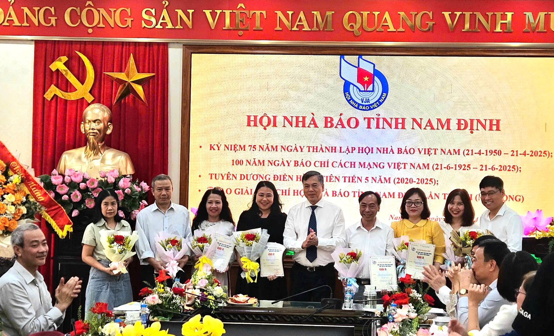 Các tác giả nhận Giả B