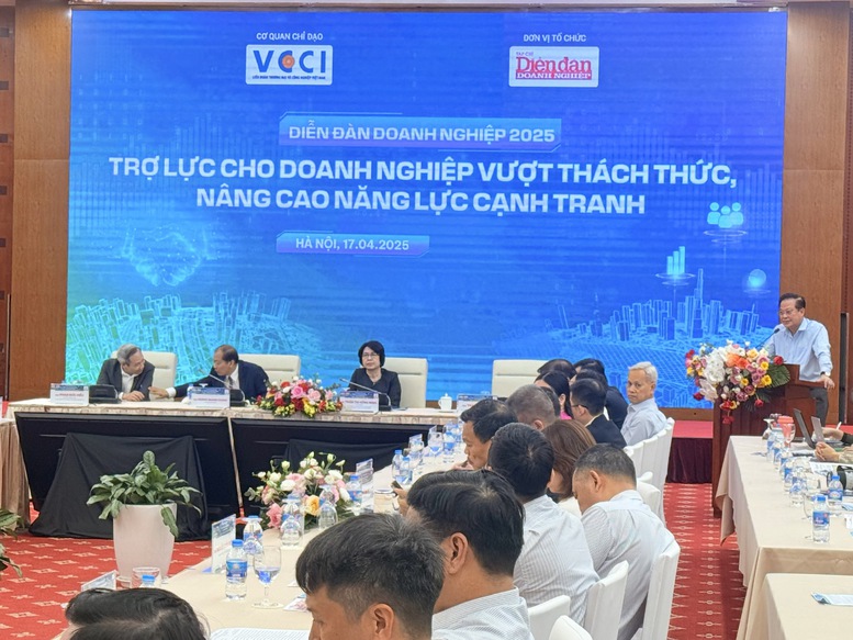 Diễn đàn DN 2025 với chủ đề "Trợ lực cho DN vượt thách thức, nâng cao năng lực cạnh tranh" - Ảnh: VGP/HT Diễn đàn DN 2025 với chủ đề "Trợ lực cho DN vượt thách thức, nâng cao năng lực cạnh tranh" - Ảnh: VGP/HT