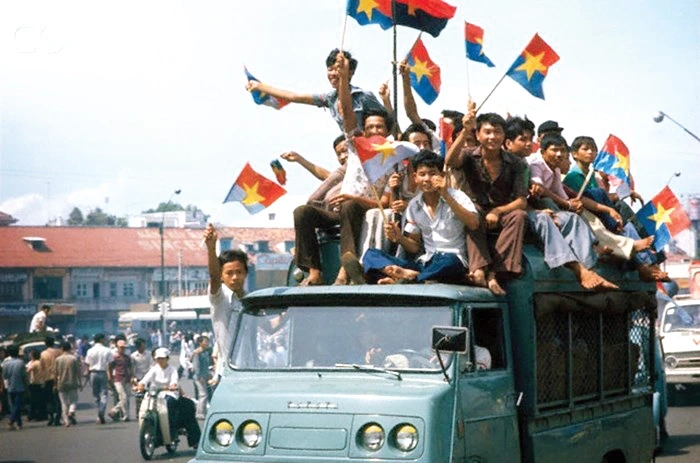 Người dân chào mừng Sài Gòn được giải phóng, đất nước thống nhất ngày 30/4/1975. Ảnh tư liệu