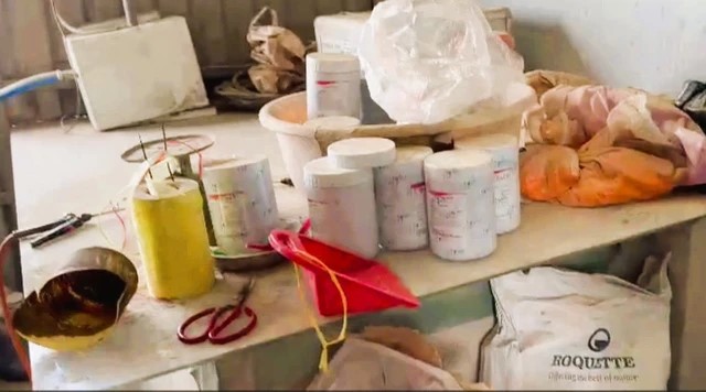 Nguyên vật liệu bừa bãi trên sàn nhà Nguyên vật liệu bừa bãi trên sàn nhà