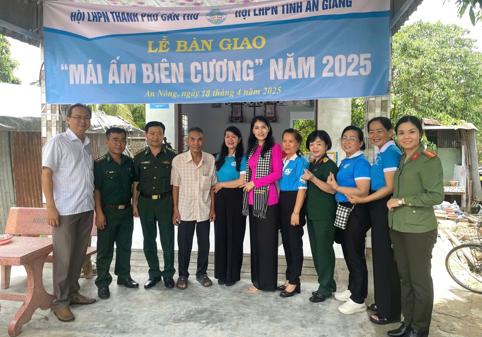 Bàn giao nhà “Mái ấm biên cương” Bàn giao nhà “Mái ấm biên cương”