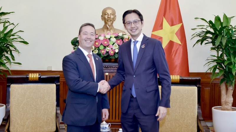 Thứ trưởng Ngoại giao Đỗ Hùng Việt tiếp ông Sean Kotaro O’Neill, quan chức cao cấp phụ trách Cục Đông Á-Thái Bình Dương thuộc Bộ Ngoại giao Hoa Kỳ. (Ảnh: Bộ Ngoại giao)