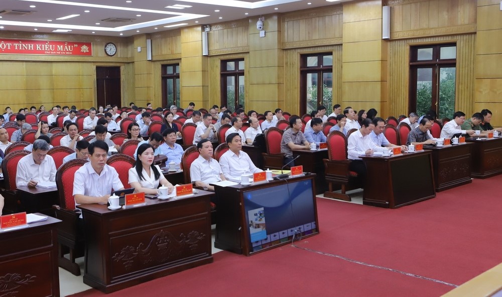 Các đồng chí lãnh đạo tỉnh và đại biểu dự hội nghị. Các đồng chí lãnh đạo tỉnh và đại biểu dự hội nghị.