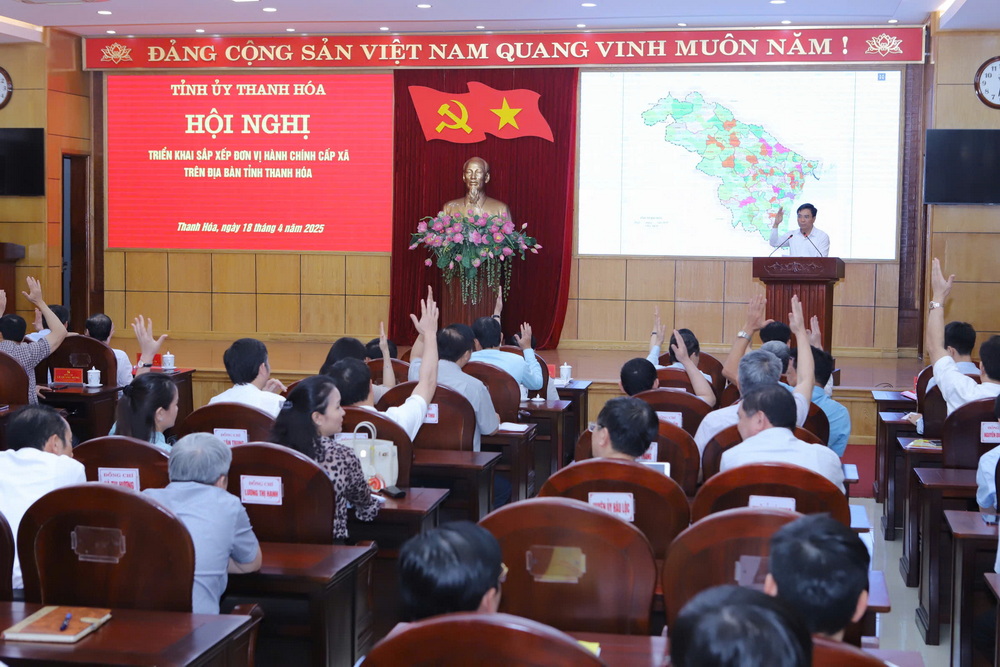 Các đồng chí Ủy viên Ban Chấp hành Đảng bộ tỉnh biểu quyết thông qua nghị quyết hội nghị. Các đồng chí Ủy viên Ban Chấp hành Đảng bộ tỉnh biểu quyết thông qua nghị quyết hội nghị.