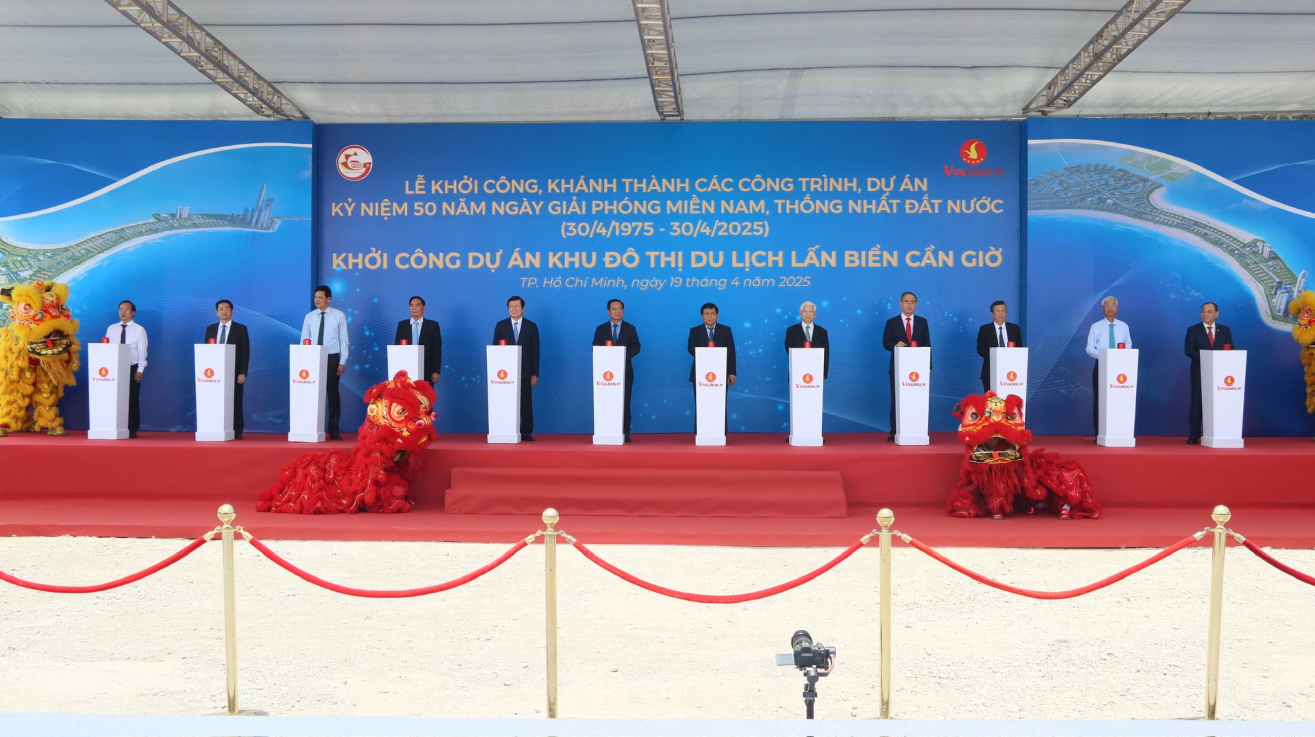 Các đại biểu thực hiện nghi thức bấm nút khởi công dự án siêu khu đô thị lấn biển Cần Giờ Các đại biểu thực hiện nghi thức bấm nút khởi công dự án siêu khu đô thị lấn biển Cần Giờ