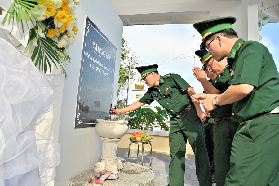 Đoàn công tác thắp hương tại bia tưởng niệm những người tử nạn vì cơn bão số 5 năm 1997.